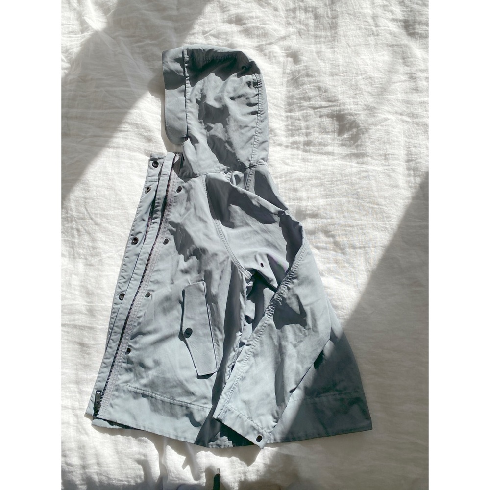 Everlane cropped city anorak water resistant jacket. Size XS